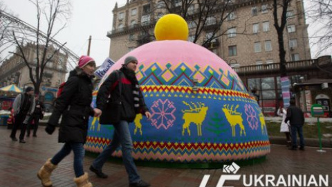 Обвязанные машины и деревья на Крещатике