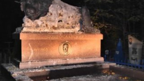 Неизвестные осквернили могилу Валерия Доброславского (Доброслава), расстрелянного в 1997 году. Фото: frankensstein.livejournal.com
