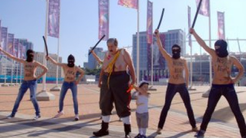 Femen возмущены приездом Лукашенко на финал Евро-2012. Фото с ЖЖ Femen