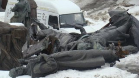 Отколовшиеся части памятника во дворе комбината.