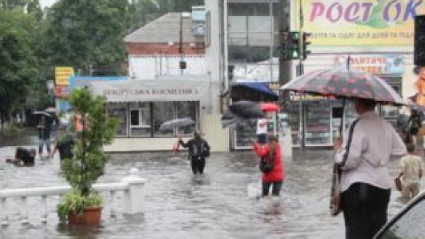 Люди пробираются домой по воде.