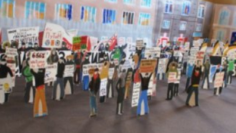 Инсталляция с антипутинскими лозунгами русских художников Лусине Джанян и Алексея Кнедляковського.