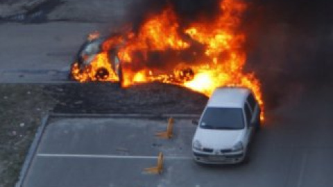 Недалеко от здания ЦИК взорвался и полностью сгорел автомобиль. Фото Даны Уманской