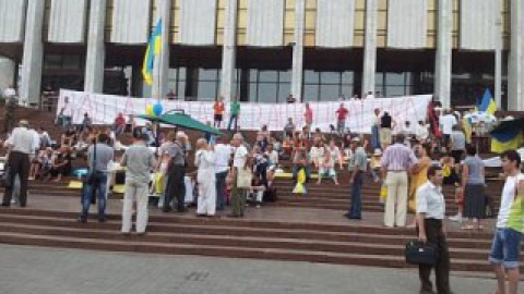 Под "Украинским домом" митингуют в защиту украинского