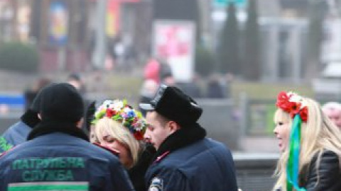 Правоохранители погрузили задержанных в автозак и увезли.