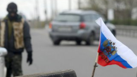 На въезде в Славянск стоят "зеленые человечки" с автоматами (обновлено)