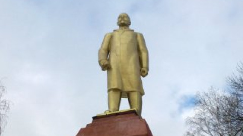 На месте разрушенного памятника появился новый.