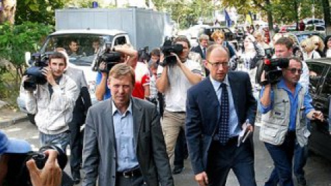 Отмечается, что разрешение на допуск к подсудимым должен был предоставить суд.