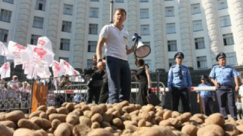 Ляшко решил завалить Кабмин картошкой. Фото со страницы политика в соцсети Facebook