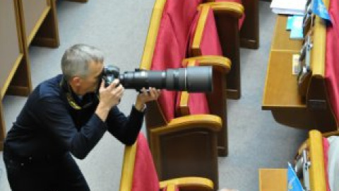 Заседание Рады проходит в полупустом зале.