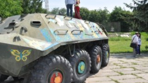 Техника разрисована масляными красками, поэтому детские рисунки сохранятся надолго.