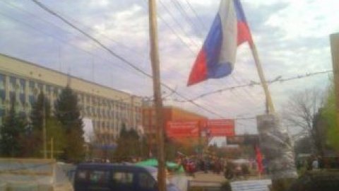 В Луганске пророссийские активисты проводят "народный сход"