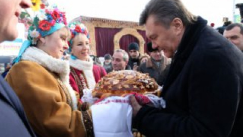 По случаю праздника Януковича угостили караваями, блинами.
