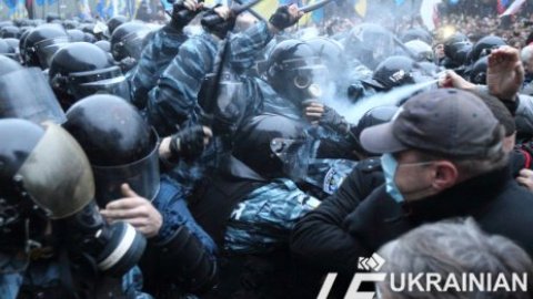 Драка у Кабмина между милицией и митингующими