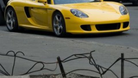 Carrera GT разгоняется до сотни за 3,9 секунды.
