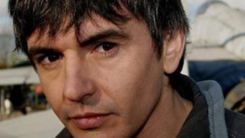 У певца перелом позвоночника и ребер.