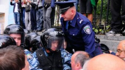 В данный момент обстановка в Киеве спокойная и контролируемая.