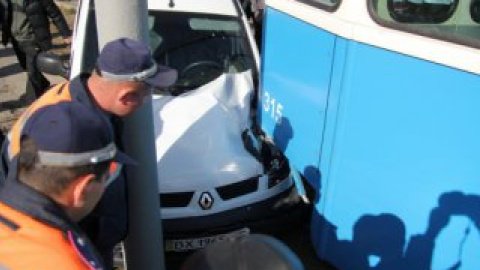 В результате столкновения у автомобиля Renault пострадала правая передняя часть и лопнуло лобовое стекло.