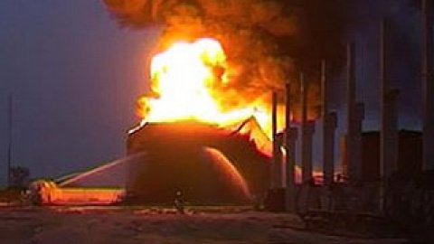 Пожар охватил нефтебазу.