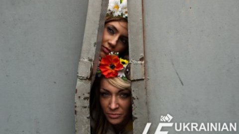 2 активисток Femen приговорили к суткам ареста