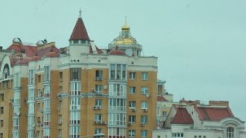 По слухам, церковь создается верующим отцом в память о почившей дочери.