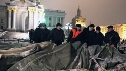 Снос палаток.