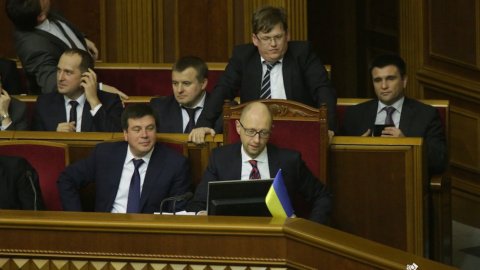 ​Лицо Яценюка до и после голосования о недоверии