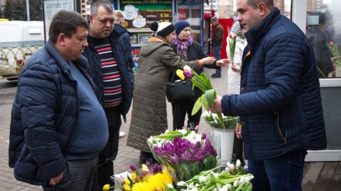 Напередодні 8 березня чоловіків охопив "квітковий" ажіотаж