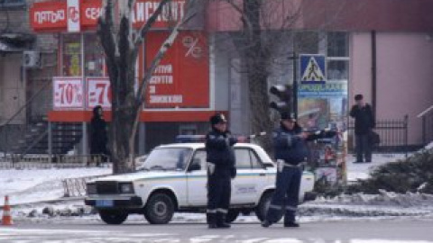 Милиция пустила общественный транспорт в объезд.
