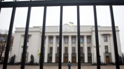 Ответственность за забор вокруг Рады никто не хочет брать на себя.