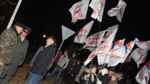 В Стаханове произошла потасовка между националистами и коммунистами.