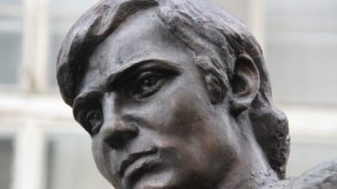 Пам'ятник українському композитору Володимиру Івасюку.