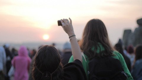 Люди прибыли еще до рассвета, чтобы вовремя увидеть восход солнца в Стоунхендже. Фото: English Heritage
