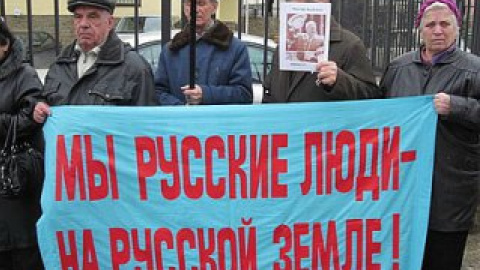 Траурный митинг завершился исполнением гимна России.