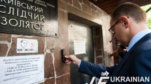 Яценюк с группой нардепов посетили Лукьяновское СИЗО