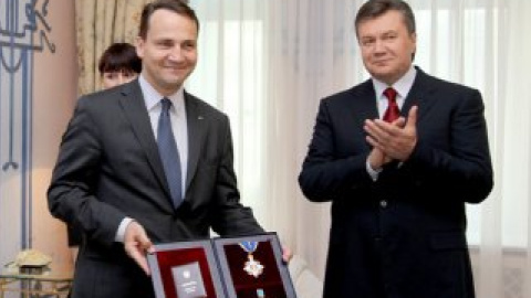 Сикорский награжден за заслуги перед украинским народом.