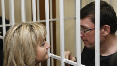 Супруга экс-министра добавила, что муж не перестает ее удивлять своей харизматичностью и решительностью.