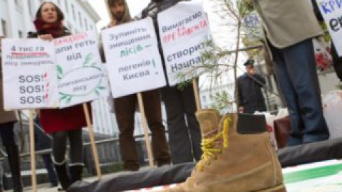 Активисты принесли с собой множество плакатов.