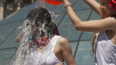 Акция FEMEN "Нет воды в кране - моюсь на Майдане - 3"