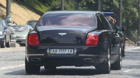 Попавший в ДТП на Крещатике  Bentley принадлежит депутату.