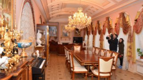 В доме много пышного убранства, позолоты, страз, дорогих икон, картин и статуй.  Фото: Евгений Чубук