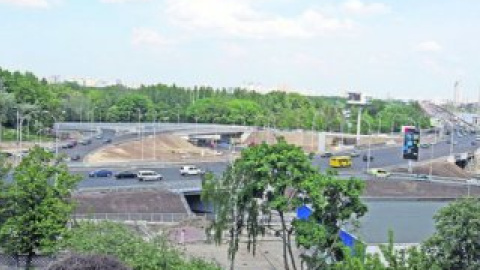 Первая в Киеве трехуровневая развязка в форме кольца возле моста Патона.