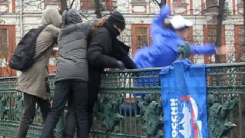 Молодого человека с листовками "Единой России" скинули с моста в реку.
