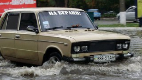 Символично, на переднем стекле одной из машин, которая прорывалась сквозь огромное озеро воды, красуется огромная надпись: "На Берлин!".