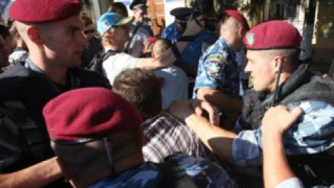 "Беркуту" пришлось становиться между противоборствующими сторонами.