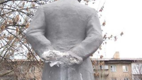 Жители рассказали, что памятник поэту заброшен, он не реставрируется.
