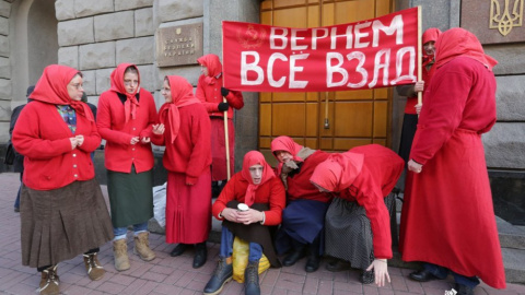 Біля СБУ мітингували "бабусі" в червоному