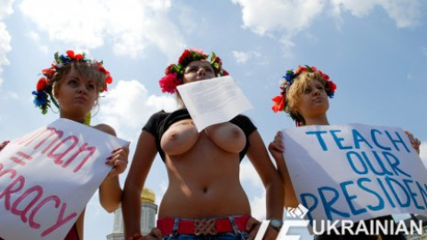 "FEMEN" провела акцию "Хиллари, помоги!"