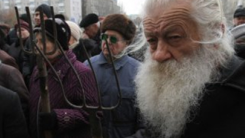 Люди требуют встречи с губернатором.