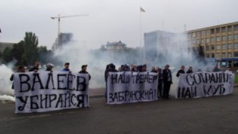 Митингующие держали в руках плакаты с надписями "Наш тренер Забранский!".